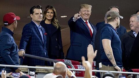 Ehrengäste: Donald Trump (M) und Frau Melania (3.v.l) beim Baseball in Washington.