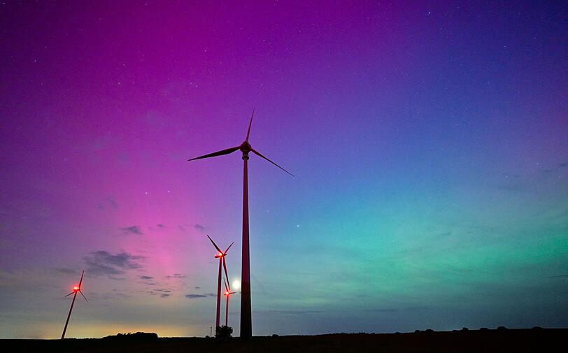 Der Nachthimmel über Deutschland leuchtete vielerorts grün und lila - so auch hier im Landkreis Oder-Spree in Ostbrandenburg. Wenn Sonnenstürme auf das Magnetfeld der Erde treffen, werden sie als Polarlichter sichtbar.