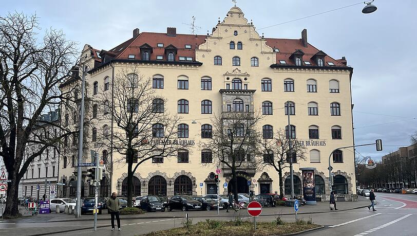 Im 19. Jahrhundert braute Thomasbräu als eine der ersten Brauereien hier am Kapuzinerplatz Münchner Hell. Das große Gasthaus steht hier seit 1893. In den Kupferkesseln des Paulaner Bräuhauses wird bis heute ein eigenes Hausbier gebraut. Nun steht ein Pächterwechsel an. Im 19. Jahrhundert braute Thomasbräu als eine der ersten Brauereien hier am Kapuzinerplatz Münchner Hell. Das große Gasthaus steht hier seit 1893. In den Kupferkesseln des Paulaner Bräuhauses wird bis heute ein eigenes Hausbier gebraut. Nun steht ein Pächterwechsel an.