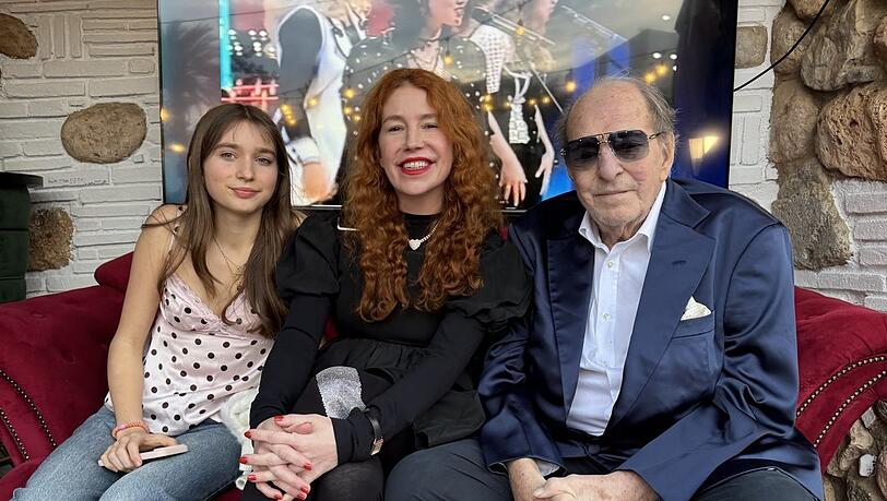 Ralph Siegel mit Ehefrau Laura und Ziehtochter Ruby (15) bei der Eröffnung von Meson Bahía - Restaurant Musical by Mister Eurovision Ralph Siegel. Ralph Siegel mit Ehefrau Laura und Ziehtochter Ruby (15) bei der Eröffnung von Meson Bahía - Restaurant Musical by Mister Eurovision Ralph Siegel.