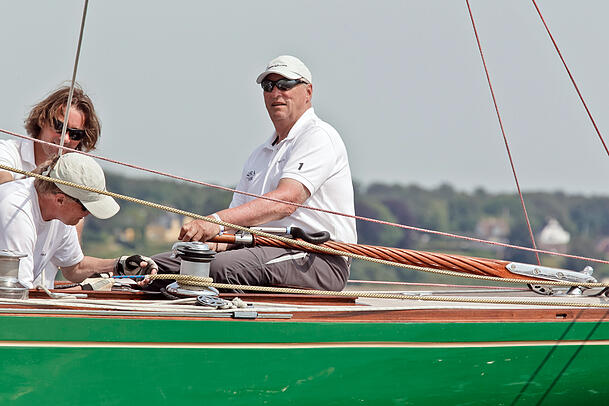 König Harald V. von Norwegen (r.) 2011 auf der Flensburger Förde als Skipper am Ruder seines Bootes Sira. Mit der 73 Jahre alten Yacht aus Familienbesitz nahm der Monarch an der Segel-Regatta der "Rolex Baltic Week" und der Weltmeisterschaft der Boote in der 8 mR Klasse teil. König Harald V. von Norwegen (r.) 2011 auf der Flensburger Förde als Skipper am Ruder seines Bootes Sira. Mit der 73 Jahre alten Yacht aus Familienbesitz nahm der Monarch an der Segel-Regatta der "Rolex Baltic Week" und der Weltmeisterschaft der Boote in der 8 mR Klasse teil.