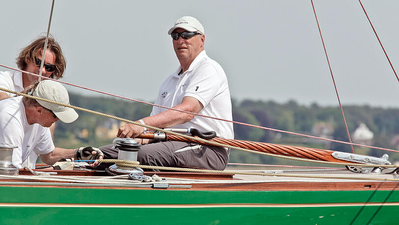 König Harald V. von Norwegen (r.) 2011 auf der Flensburger Förde als Skipper am Ruder seines Bootes Sira. Mit der 73 Jahre alten Yacht aus Familienbesitz nahm der Monarch an der Segel-Regatta der "Rolex Baltic Week" und der Weltmeisterschaft der Boote in der 8 mR Klasse teil. König Harald V. von Norwegen (r.) 2011 auf der Flensburger Förde als Skipper am Ruder seines Bootes Sira. Mit der 73 Jahre alten Yacht aus Familienbesitz nahm der Monarch an der Segel-Regatta der "Rolex Baltic Week" und der Weltmeisterschaft der Boote in der 8 mR Klasse teil.