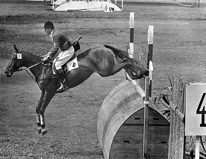 Das Turnier seines Lebens: Trotz Leistenbruch reitet Hans Günter Winkler 1956 auf Halla zu Gold.