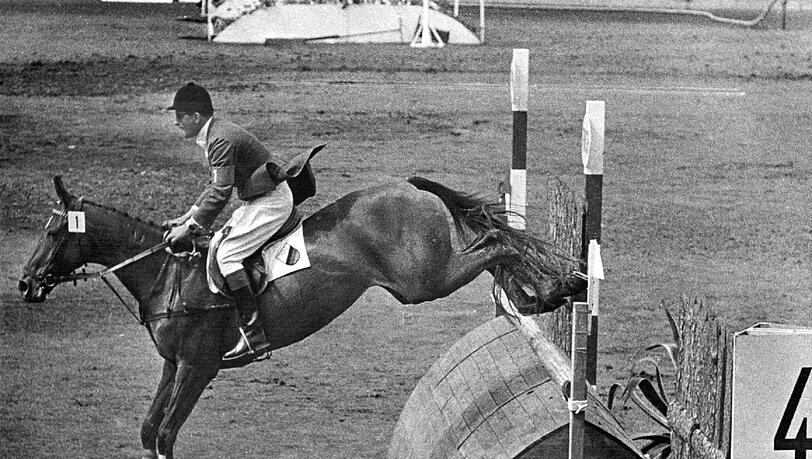 Das Turnier seines Lebens: Trotz Leistenbruch reitet Hans Günter Winkler 1956 auf Halla zu Gold. Das Turnier seines Lebens: Trotz Leistenbruch reitet Hans Günter Winkler 1956 auf Halla zu Gold.