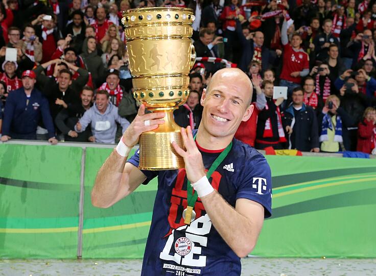 Die Bayern feiern mit dem Pott. Die schönsten Jubelbilder aus dem Berliner Olympiastadion.