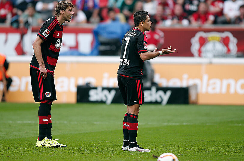 Ratlos: Die Leverkusener Stefan Kießling und Javier "Chicharito" Hernandez beim 0:1 gegen Darmstadt 98.