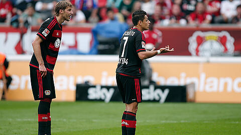 Ratlos: Die Leverkusener Stefan Kießling und Javier "Chicharito" Hernandez beim 0:1 gegen Darmstadt 98.
