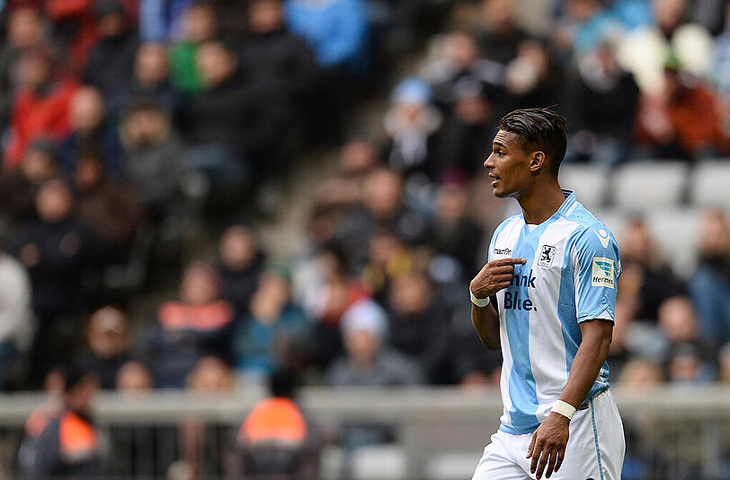Löwen-Stürmer Rubin Okotie zeigt auf sich - er hat bisher zwei der drei 1860-Tore gegen Heidenheim erzielt.
