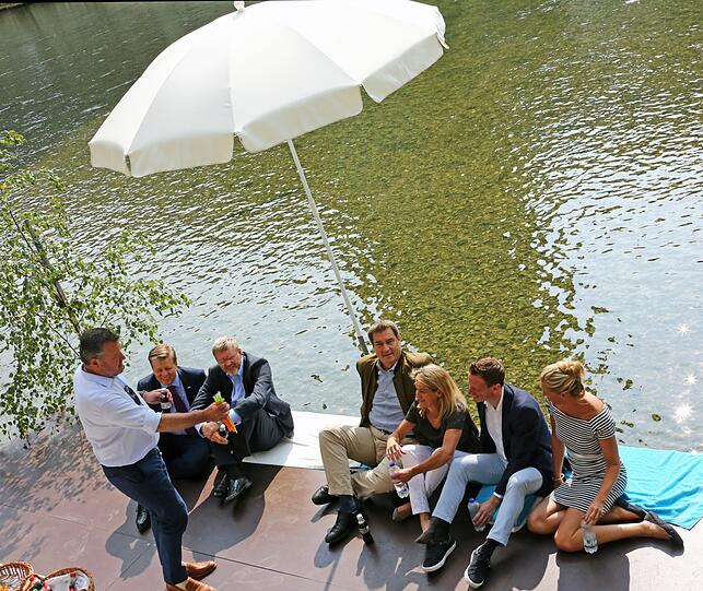Richtig baden ist die CSU gar nicht gegangen. Hose, Hemd, mitunter auch die Jacke &ndash; all das blieb an der Isar am Dienstag brav an.