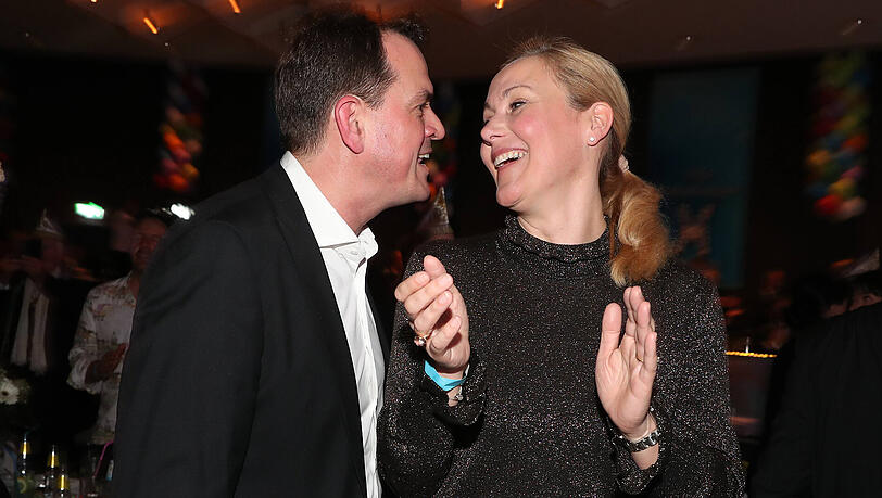 So schön kann Liebe sein: Bettina Wulff und ihr neue Freund schmachten sich an. So schön kann Liebe sein: Bettina Wulff und ihr neue Freund schmachten sich an.