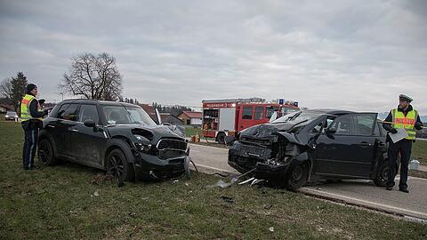 Der Audi-Fahrer erlag an der Unfallstelle seinen Verletzungen, die schwer verletzte Mini-Fahrerin kam ins Krankenhaus.