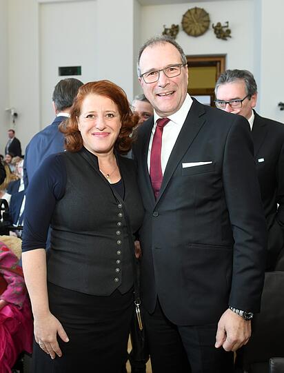 Luise Kinseher, Kabarettistin und Alexander Hold (FW), Abgeordneter im Bayerischen Landtag, kommen im Bayerischen Landtag zur Verleihung der Verfassungsmedaille.