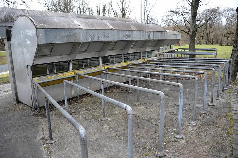 Jammerschade um das tolle Design: Die Kassenhäusl am Stadion vergammeln zusehends.