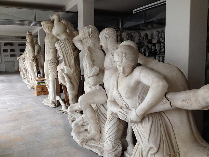 Das Figuren-Ensemble zeigt die Hochzeit eines griechischen Helden, die sehr schnell im Kampf endete.