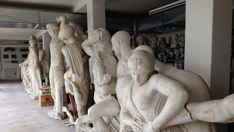 Das Figuren-Ensemble zeigt die Hochzeit eines griechischen Helden, die sehr schnell im Kampf endete. Das Figuren-Ensemble zeigt die Hochzeit eines griechischen Helden, die sehr schnell im Kampf endete.