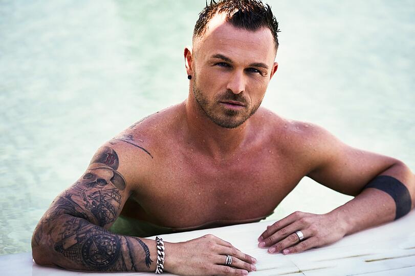 Sebastian H. (33) aus München ist Gogo-Tänzer und Drag Queen. Seinen Job als Teammanager in einem Telekommunikationskonzern hat er beendet, um seiner Leidenschaft als Showkünstler unter dem Namen "Basti Fantasti" hauptberuflich nachgehen zu können.