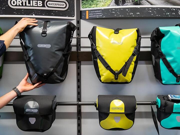 Auch der auf Radtaschen spezialisierte Mittelständler Ortlieb aus dem fränkischen Heilsbronn behauptet sich in einer Nische, in der man mit Nachhaltigkeit werben kann.