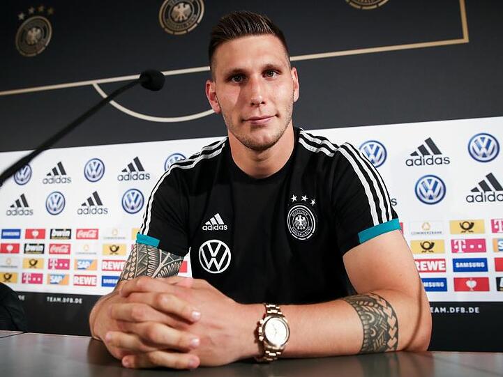 Niklas Süle sitzt bei der Pressekonferenz. Foto: Christian Charisius/dpa/archivbild