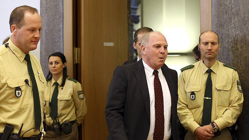 Uli Hoeneß beim letzten Prozesstag der Steuerhinterziehungsverhandlung vor der 5. Strafkammer des Landgerichts München II. Uli Hoeneß beim letzten Prozesstag der Steuerhinterziehungsverhandlung vor der 5. Strafkammer des Landgerichts München II.