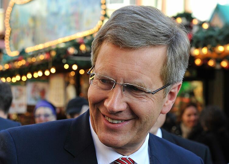 Am Freitag berichtete der &bdquo;Spiegel&ldquo;, dass der Kredit
offenbar doch direkt mit Egon Geerkens ausgehandelt worden sei.
Wulff ließ über seine Anwälte am Freitagabend bekräftigen, das
Darlehen stamme von Edith Geerkens.