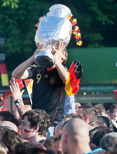 Partylaune im ganzen Land! Die deutsche Elf steht im EM-Halbfinale! Hier gibts die Bilder vom Public Viewing!