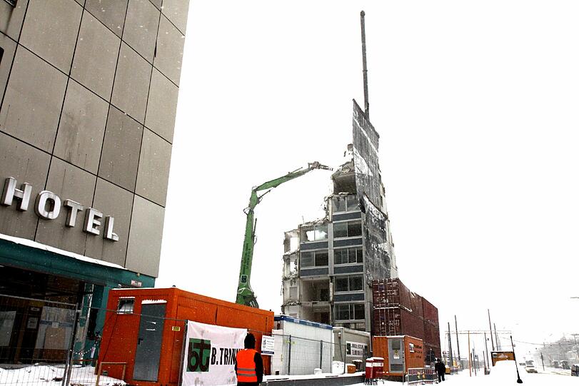 Das "Holiday Inn" wird abgerissen. Die Bilder von der Baustelle