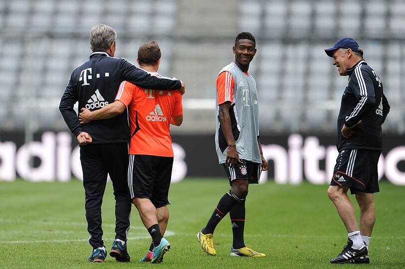 Lockere Amtmosphäre: Jupp Heynckes umarmt Xherdan Shaqiri, David Alaba lacht