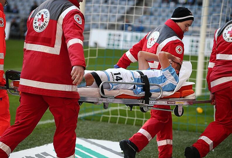 Schon unter Fröhling hatten die Löwen viele Verletzte zu beklagen, in Möhlmanns ersten Tagen erreichte das Löwen-Lazarett mit fast einer kompletten Mannschaft den traurigen Höhepunkt: Vladimir Kovac und Kai Bülow verletzten sich in der Woche von Möhlmanns Ankunft schwer, Krisztian Simon riss sich kurze Zeit später das Kreuzband - Gui Vallori, Dominik Stahl, Jannik Bandowski, Stephan Hain, Valdet Rama, und Rodnei schlugen sich schon davor mit langwierigen Verletzungen rum. "Das habe ich noch nie erlebt", gestand der neue Coach.