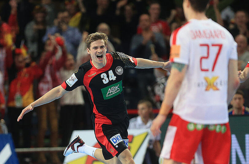 Die deutsche Handball-Nationalmannschaft (hier Rune Dahmke) fliegt ins Halbfinale! Mit 25:23 konnte sich das junge Team gegen Dänemark durchsetzen.