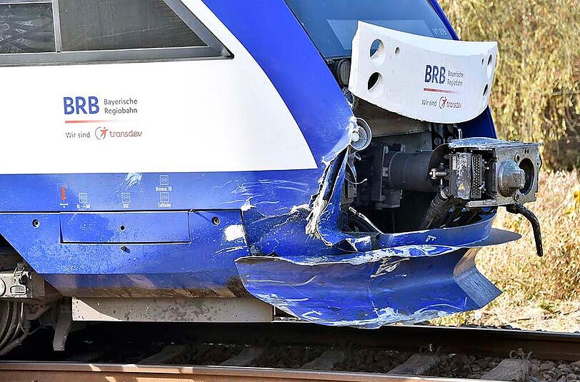 Der Regionalzug rammte den Wagen, als dieser gerade die Gleise überquerte. Beide Insassen starben noch am Unfallort.