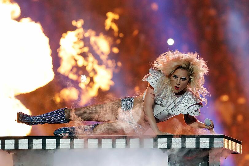 Funken, Feuer, Megahits: Die BIlder von Lady Gagas Halbzeit-Show.
