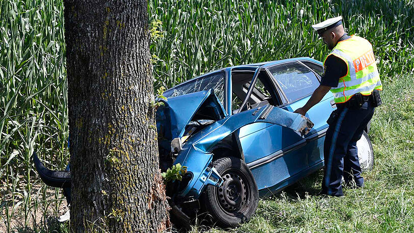 Die B 471 war wegen des Unfalls bis gegen 18 Uhr gesperrt.