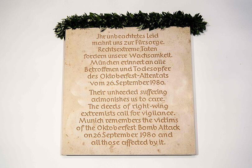 Eine Gedenktafel an das Münchner Wiesn-Attentat ist an einem Treppenaufgang im Rathaus zu sehen. Die Gedenktafel erinnert an die Toten und Verletzten des Attentats auf das Oktoberfest am 26. September 1980.