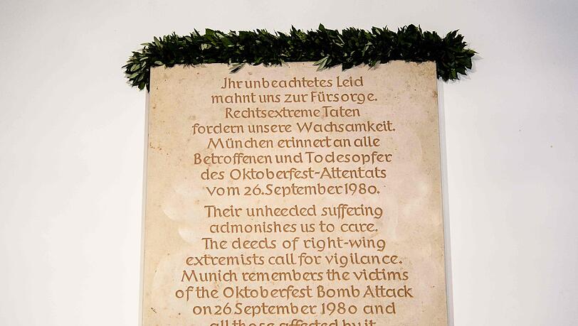 Eine Gedenktafel an das Münchner Wiesn-Attentat ist an einem Treppenaufgang im Rathaus zu sehen. Die Gedenktafel erinnert an die Toten und Verletzten des Attentats auf das Oktoberfest am 26. September 1980. Eine Gedenktafel an das Münchner Wiesn-Attentat ist an einem Treppenaufgang im Rathaus zu sehen. Die Gedenktafel erinnert an die Toten und Verletzten des Attentats auf das Oktoberfest am 26. September 1980.