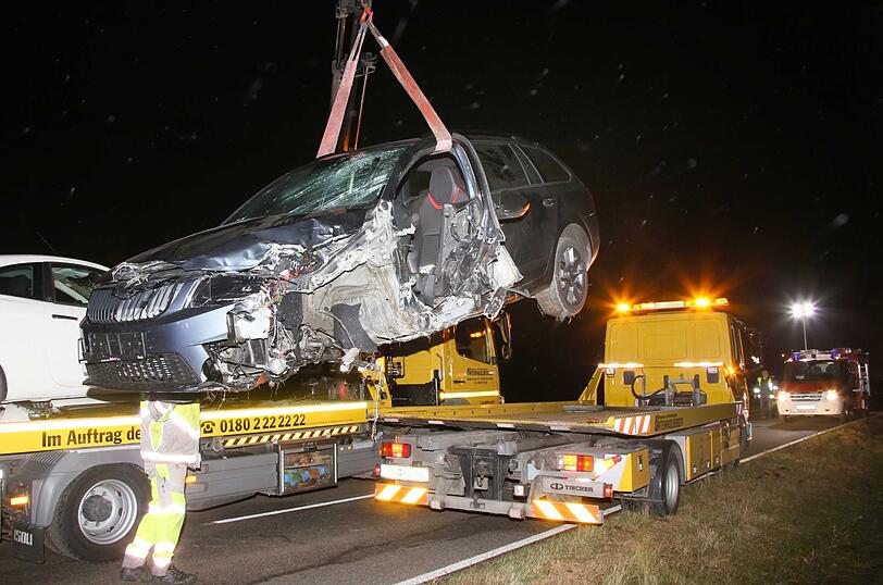 Auf der Staatsstraße 2353 im Landkreis Mühldorf sind ein Ford und ein Skoda beinahe frontal zusammengeprallt.