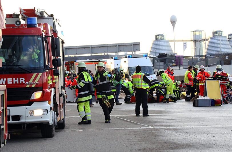Vor der Arena fahren die Einsatzfahrzeuge vor.