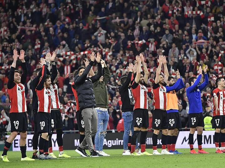 Die Spielr von Athletic Bilbao feiern den Triumph über den FC Barcelona.