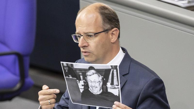 Michael Brand (CDU) hält bei seiner Rede im Bundestag ein Bild des ermordeten Kasseler Regierungspräsidenten Walter Lübcke. Michael Brand (CDU) hält bei seiner Rede im Bundestag ein Bild des ermordeten Kasseler Regierungspräsidenten Walter Lübcke.