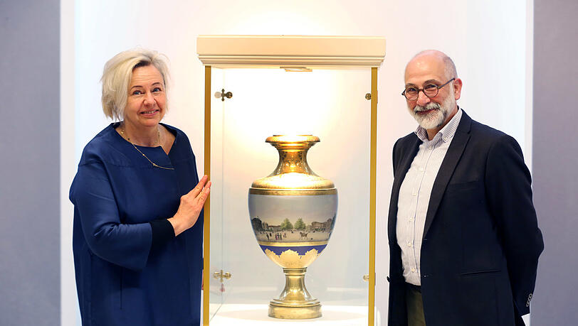 Neumeister-Gesch&auml;ftsf&uuml;hrerin Katrin Stoll und Experte Rainer Schuster mit einem der Highlights. Die Vase war ein Geschenk des preu&szlig;ischen K&ouml;nigs an den Kronprinzen.