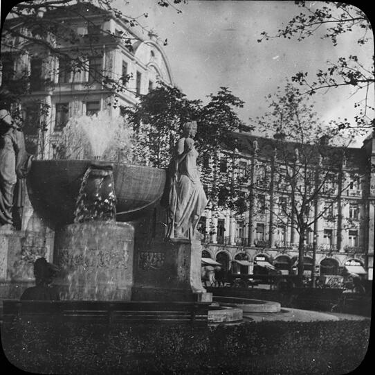 Um 1909: Der Brunnen sprudelt - und gleich dahinter erkennt man das altbekannte Stachus-Rondell.