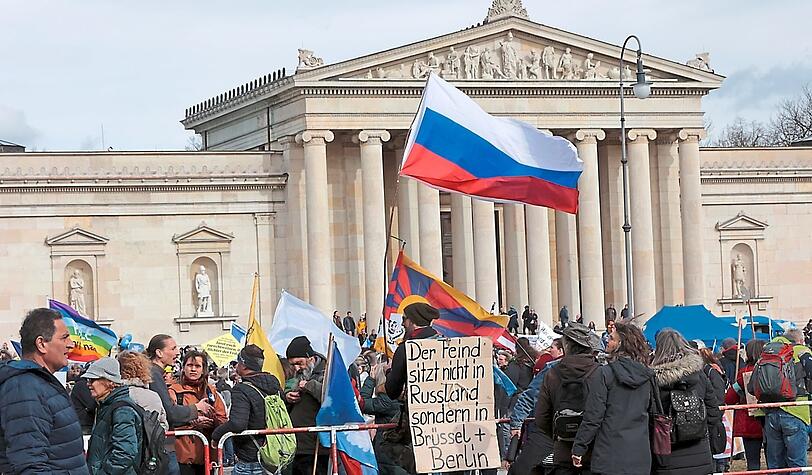 Bei den Querdenkern sympathisiert mancher ganz offen mit Russland und dem Kreml. Für sie ist nicht Putin das Problem, sondern die Unterstützung aus dem Westen.