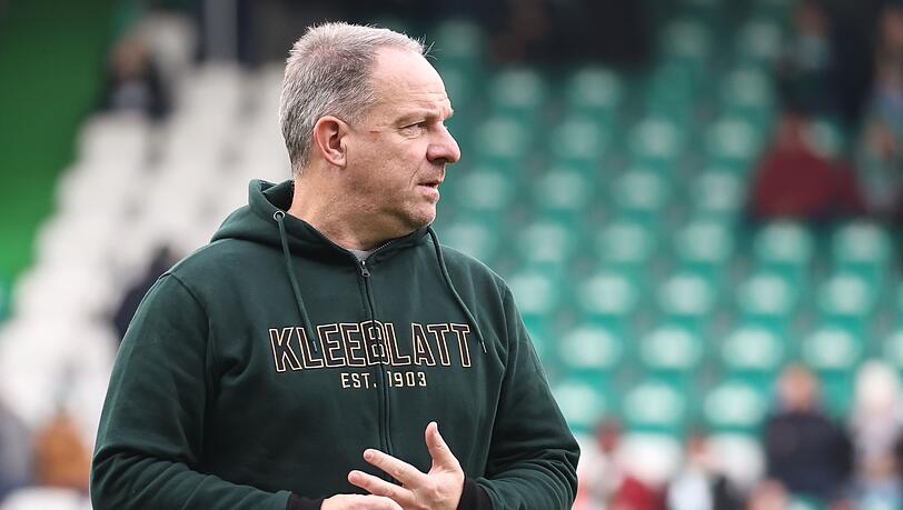 Der Fürther Trainer Alexander Zorniger steht vor Spielbeginn auf dem Platz.