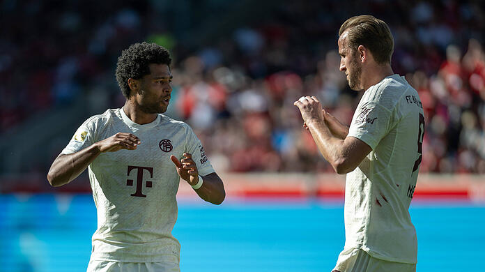 Serge Gnabry (li.) und Harry Kane kennen die 2006 eröffnete Heimat des FC Arsenal bestens aus ihrer Zeit in der englischen Premier League.