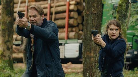 "Erzgebirgskrimi: Mordholz": Robert Winkler (Kai Scheve, l.) und Karina Szabo (Lara Mandoki) stellen im Wald einen Holzdieb.