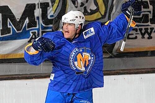 Torjäger Eric Schneider jubelt für den EHC.
