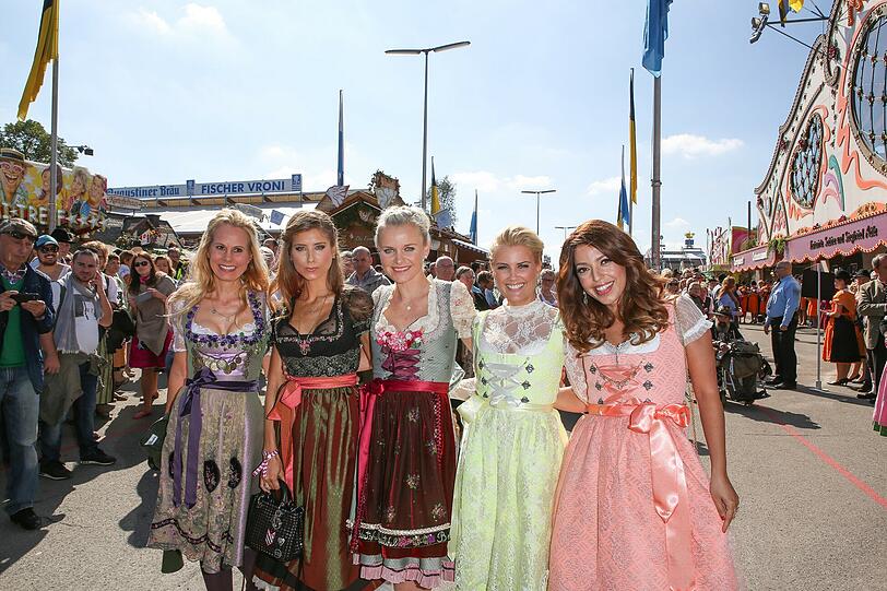 Nadja zu Schaumburg Lippe, Cathy Hummels, Dr. Barbara Sturm, Jennifer Knäble und Kathie Rezalou (v.l.)