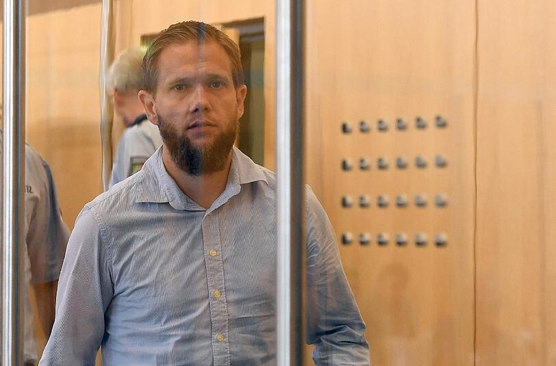 Salafistenprediger Sven Lau auf dem Weg in den Gerichtsaal des Oberlandesgerichts Düsseldorf. Foto: Federico Gambarini/Archiv