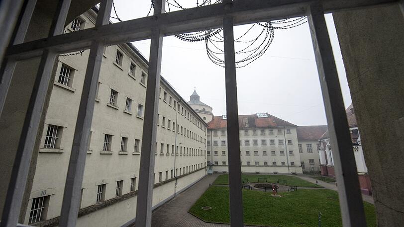 Einige Bildungsangebote gibt es nur in bestimmten Anstalten: Gefangene können dann dorthin verlegt werden.