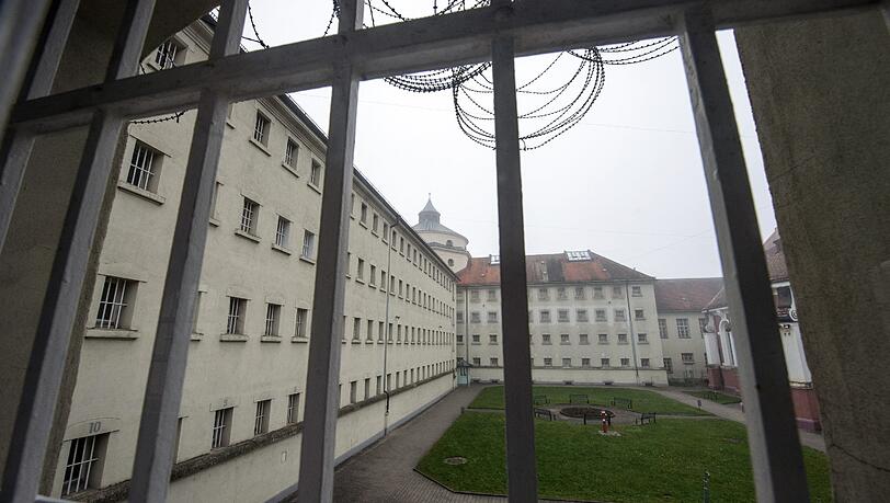 Einige Bildungsangebote gibt es nur in bestimmten Anstalten: Gefangene können dann dorthin verlegt werden. Einige Bildungsangebote gibt es nur in bestimmten Anstalten: Gefangene können dann dorthin verlegt werden.