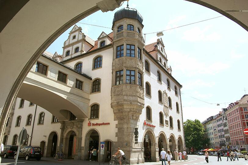 In der Stadtsparkasse wird es weihnachtlich: Bis zum 20. Dezember kann man hier kostenlosen Konzerten lauschen.